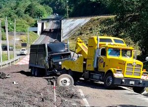 ¡TORTON SIN FRENOS ENTRA A RAMPA Y EVITA TRAGEDIA EN MALTRATA!