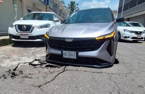 ¡QUEDA ATRAPADA EN SOCAVÓN!