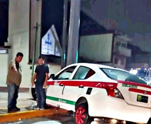 ¡DA VOLANTAZO Y SE DESBARATA EL TAXI 07!