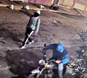 ¡PAREJA DE MALANDROS ROBAN MOTOS EN LA COLONIA HIDALGO!
