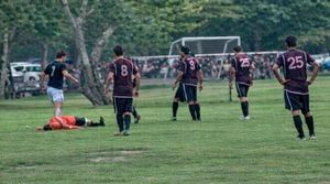 ¡SALVAJE GOLPIZA AL ARBITRO! - DON FELIX FUE AGREDIDO A PATADAS POR UN JUGADOR DEL ATLETICO BRASIL