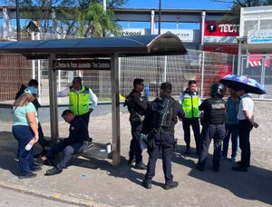 ¡NO VIO LA MOTO PATRULLA Y MANDÓ AL PAVIMENTO A POLICÍA ESTATAL!