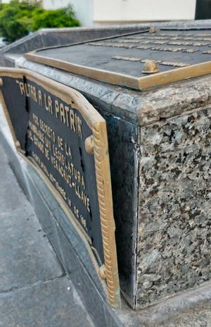 ¡CASI ARRANCAN PLACA DE BRONCE DE OBELISCO!