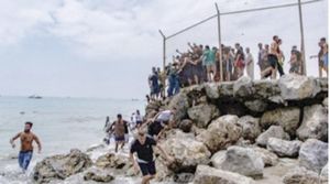 ¡MILES DE MIGRANTES LLEGAN A NADO A CEUTA!