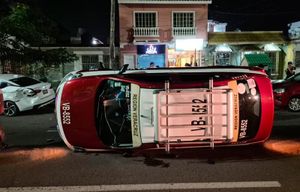 ¡VOLCÓ TAXI TRAS PEGARLE A COCHES ESTACIONADOS!