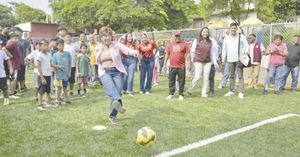 ¡INAUGURA ROSA MARÍA CANCHA DEPORTIVA EN “LA POCHOTA”!