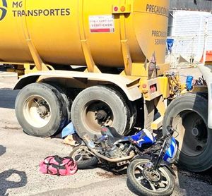 ¡MUJER MURIÓ APLASTADA POR UN TRÁILER EN TIERRA BLANCA!