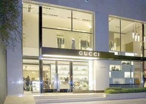 ¡ROBAN MERCANCÍA DE TIENDA GUCCI!
