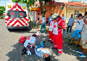 ¡BIKER SE PEGA TRANCAZO CONTRA CAMIONETA!