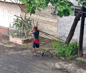 ¡CÁMARA GRABÓ A LADRÓN CARGANDO TRAMOS DE TUBERÍA!