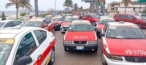 ¡DOS AÑOS SIN EMPLACAR! - *Denuncian taxistas de Veracruz