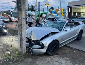 ¡MUSTANG DESTROZADO AL ESTRELLARSE CONTRA POSTE!