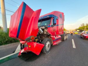 ¡TRÁILER HACE CHUZA CONTRA TRES AUTOS!