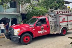 ¡VECINOS APAGAN CON “CUBETAZOS” VIVIENDA EN LLAMAS!