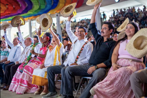 ¡TRABAJADORES ACUSAN ACARREO EN LA GUELAGUETZA PARA EVITAR LOS ABUCHEOS CONTRA GOBIERNO DE OAXACA!