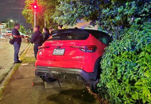 ¡AUTO DERRAPA Y SE ESTRELLÓ CONTRA VIVIENDA!