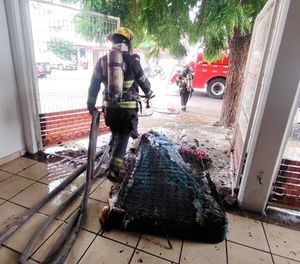 ¡BOMBEROS APAGAN DOS COLCHONES EN LLAMAS DE UNA VIVIENDA!