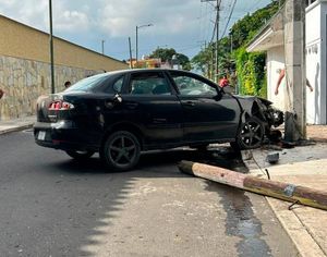 ¡PIERDE EL CONTROL Y SE IMPACTÓ CONTRA POSTE EN ORIZABA!