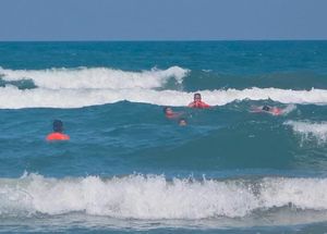 ¡RESCATAN A BAÑISTA ARRASTRADO POR EL MAR EN PLAYA CHACHALACAS!