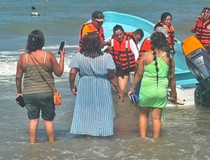¡TURISTAS CAEN DE LA BANANA EN PLAYA AZUL!
