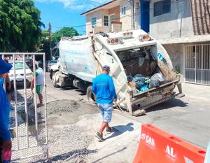¡CAMIÓN DE LA BASURA FUE TRAGADO POR UN SOCAVÓN!