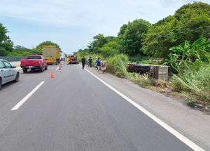 ¡CAMIÓN DE VOLTEO VOLCÓ EN LA CARRETERA SANTA FE-PASO DEL TORO!