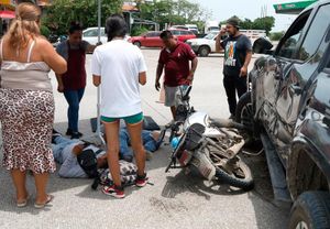 ¡DOS MOTOCICLISTAS LESIONADOS EN LA AVENIDA J.B. LOBOS!