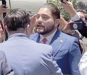 ¡INTERCAMBIAN DIPUTADOS DE PRI Y MORENA JALONEOS E INSULTOS!
