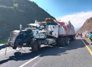 ¡OPERADOR PRENSADO EN VOLCADURA DE TRÁILER EN MALTRATA!