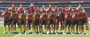PARA COMENTARSE... | - Para la ceremonia protocolaria luciendo sus uniformes, los Piratas de blanco, Leones Negros con sus tradicionales colores, uno de los uniformes más bonitos sin duda del fútbol mexicano, lo que más se comentó fue la acción del…