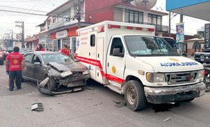 ¡PAREJA DE ABUELITOS SALEN ILESOS AL IMPACTARSE CONTRA AMBULANCIA!
