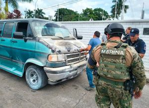 ¡AUTOMOVILISTAS CON EXTINTORES APAGAN CAMIONETÓN EN LLAMAS!