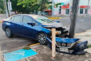 ¡AUTO SE IMPACTÓ CONTRA POSTE!