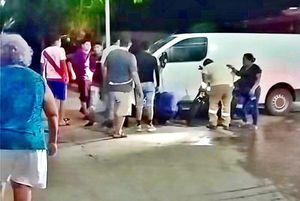 ¡BIKER ATRAPADO EN LAS LLANTAS DE CAMIONETA!