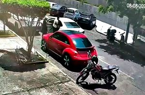 ¡MALANDROS ROBAN REFACCIONES DE BEETLE FRENTE A VILLA DEL MAR!