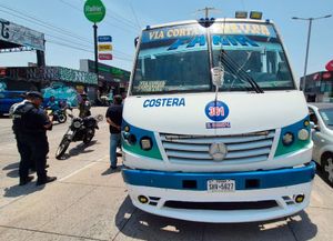 ¡“COSTERA” LE DA UN ARRIMÓN A BIKER!