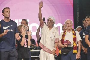 ¡RONALDINHO REGRESA PARA MARCAR “UN GOL 300” A LOS 46 AÑOS!