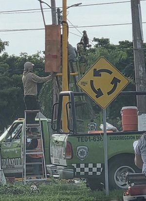 ¡Y DESPUÉS DE 10 AÑOS VUELVEN A PONER UN SEMÁFORO EN MEDELLÍN!