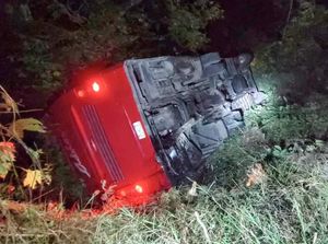 ¡AUTOBÚS CAYÓ A UN BARRANCO; CUATRO LESIONADOS!
