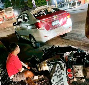 ¡BIKER SE PEGA TRANCAZO CONTRA TAXI Y HASTA REBOTÓ!