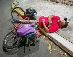 ¡CAYÓ DE LA BICICLETA Y QUEDÓ INCONSCIENTE!