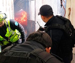 ¡INCENDIO EN TALLER DE AUTOS CAUSA PÁNICO EN RÍO BLANCO!