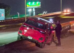 ¡SE QUEDÓ ATORADO EN EL PUENTE BICENTENARIO!
