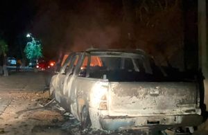 ¡QUEMAN DOS CAMIONETAS EN ASTACINGA!