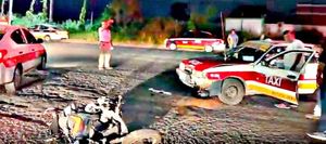 ¡TAXI LE FRACTURA LAS PIERNAS A DAMA EN ENCONTRONAZO!