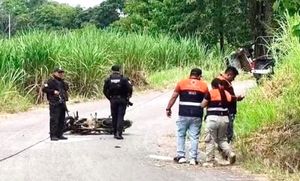 ¡CURVA DE LA MUERTE! - CONDUCTOR DE CAMIONETA MURIO DESPUES DE CHOCAR CON UN MOTOCICLISTA