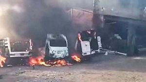 ¡INCENDIAN GRANJA! - ARDIERON CUATRO VEHÍCULOS Y EL VIGILANTE NOCTURNO FUE PRIVADO DE LA LIBERTAD