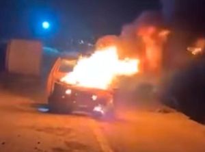 ¡ARDE CATEMACO! - POBLADORES QUEMAN VEHÍCULOS