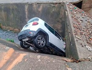 ¡CAYÓ CAMIONETA A UN CANAL EN LA TORMENTA!