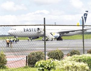 ¡GRUPO DE MIGRANTES DEPORTADOS DESDE EU SE NIEGA A BAJAR DE UN AVIÓN EN LIBERIA!